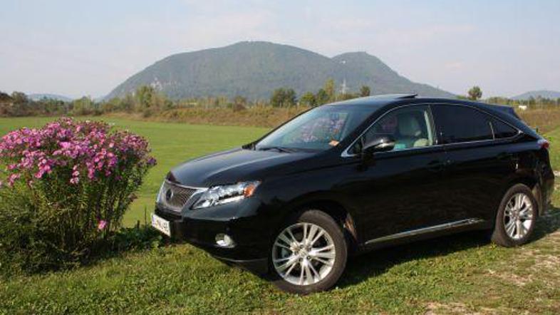 RX po novem bolje izgleda in se tako tudi pelje. Hibridnega pogonskega sklopa oz