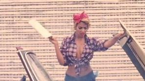 Očitno jezni stanovalec ni pevkin oboževalec, saj se bo z njo pomeril na sodišču