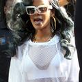 Rihanna izziva brez hlačk.