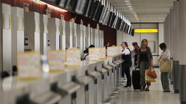 V nedeljo naj bi zapirali britanska letališča. (Foto: Reuters)
