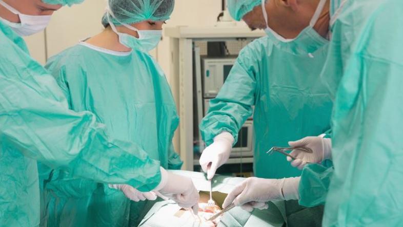 študenti medicine v operacijski dvorani