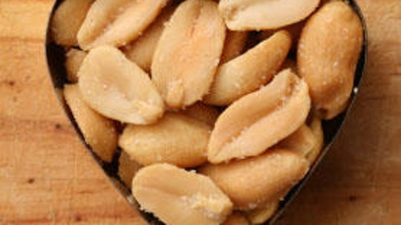 Pri uživanju arašidov je potrebna zmernost.