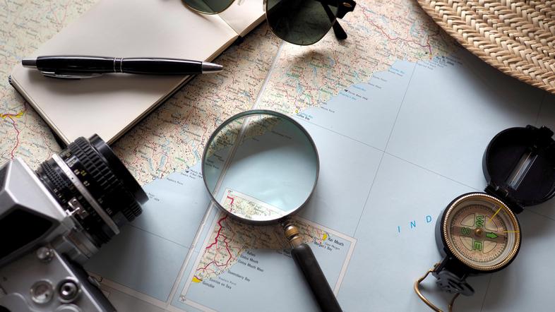 povečevalno steklo zemljevid kompas