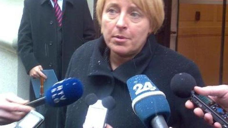 Cveta Zalokar Oražem iz Zaresa zastopa stališče, da je treba pogodbo prekiniti. 