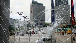 V sredinih demonstracijah je bilo za več kot 20.000 evrov škode. (Foto: Nik Rova