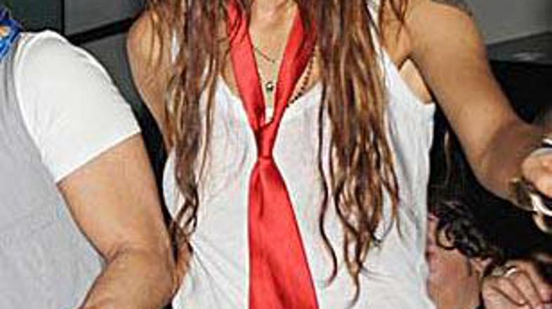 Hlačke kukajo izza krilca.