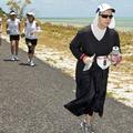 Sestra Mary Beth Lloyd se je udeležila dobrodelnega teka na Floridi, da bi opozo
