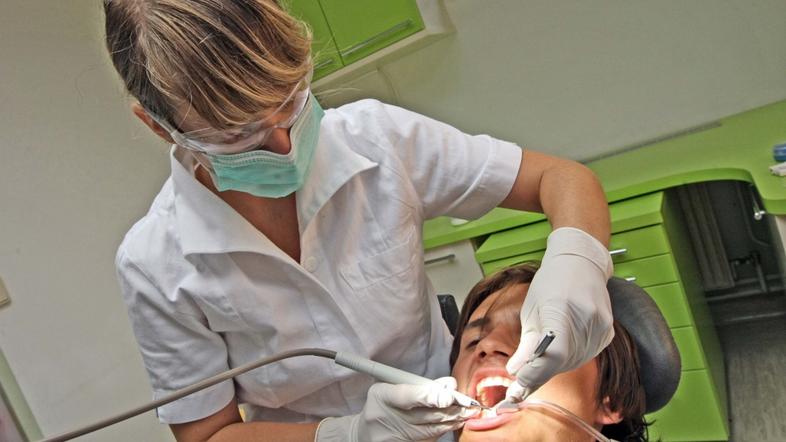 &lt;slovenija&gt; 17.07.08 Aleksandra Calic, zobozdravnica, zobar, zobozdravnik;
