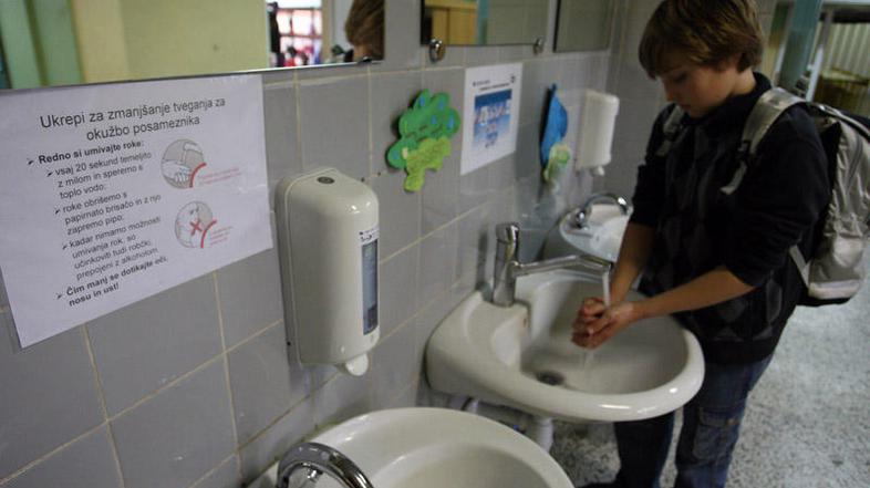 ˝V mrzli vodi se lahko razvijajo še druge okužbe. Topla voda je zagotovo osnovno