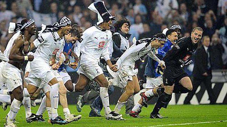 Nogometaši Tottenhama so se veselili z navijači.