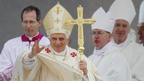 Papež Benedikt XVI. se je postavil v bran celibatu. (Foto: Reuters)