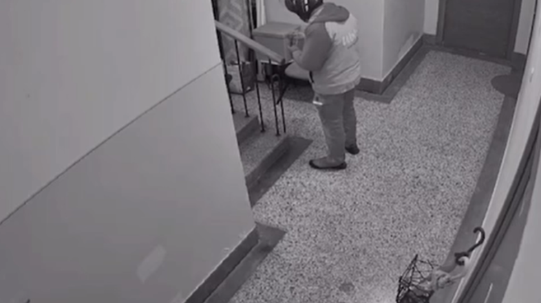 Dostavljalec Wolta zasačen pri kraji