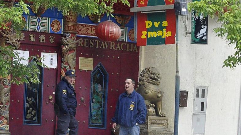 Pred kitajsko restavracijo Dva zmaja smo kriminaliste opazili že v začetku junij
