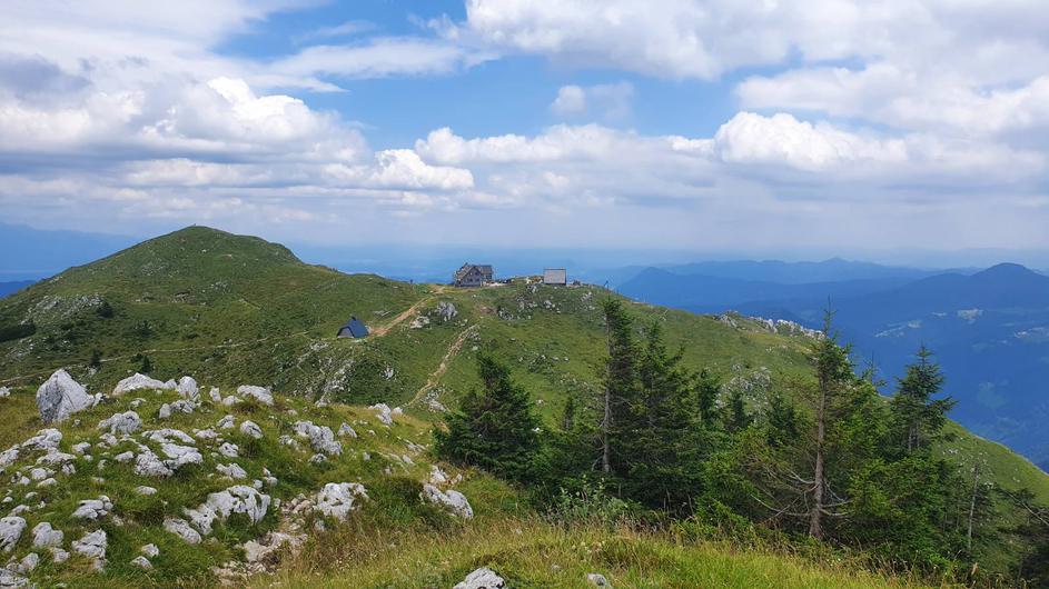 Ratitovec, Krekova koča na Ratitovcu, gore