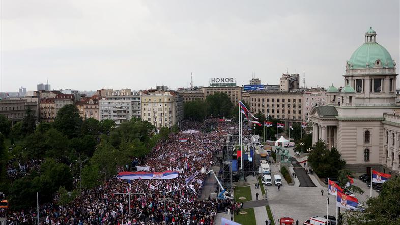 Shod v podporo Vučiću