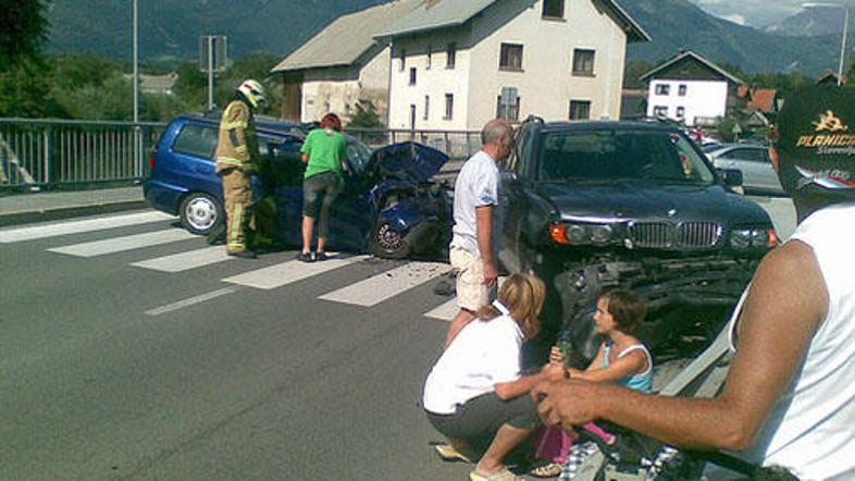 Voznika sta trčila čelno.
