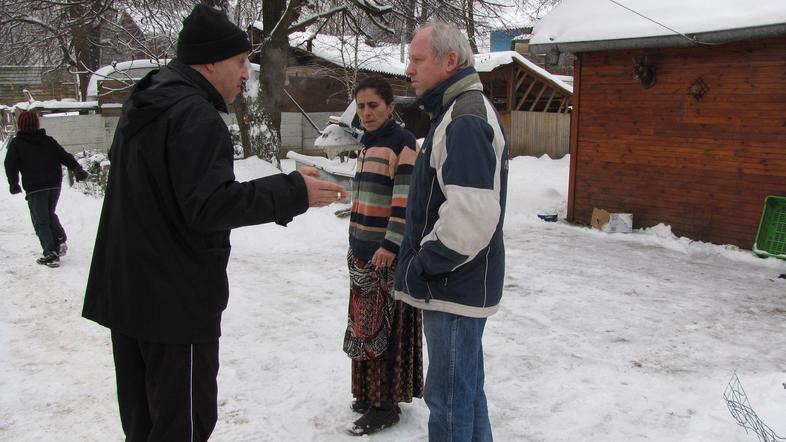 Silvo Mesojedec, podpredsednik KS Bučna vas (desno), v romskem naselju