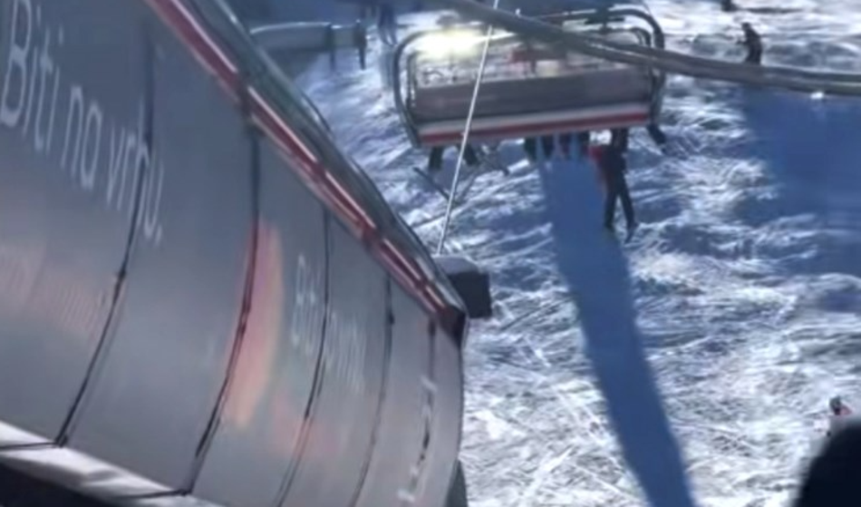 Panika na smučišču: Otrok visel z žičnice in padel