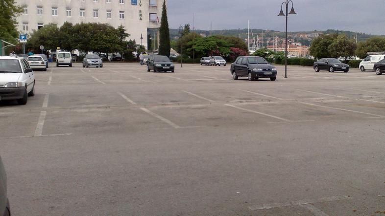 “Kot kaže, župan raje gleda prazno parkirišče kot srečne občane,” meni pošiljate