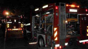 V požaru naj bi se po besedah bralca Mitja zastrupila mlajša oseba.(Foto: Bralec