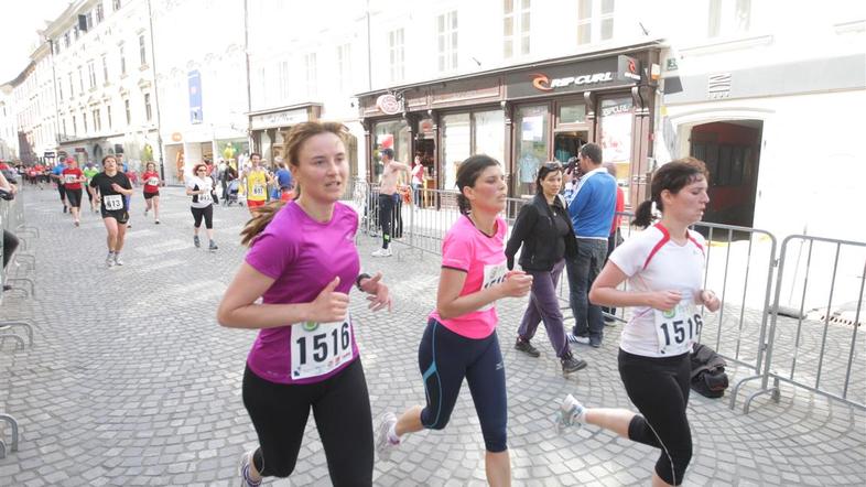 Če želite visokoresolucijsko fotografijo, nam pošljite elektronsko sporočilo na 