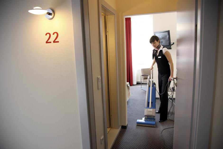 Mlada ženska sesa sobo v hotelu | Avtor: Profimedia