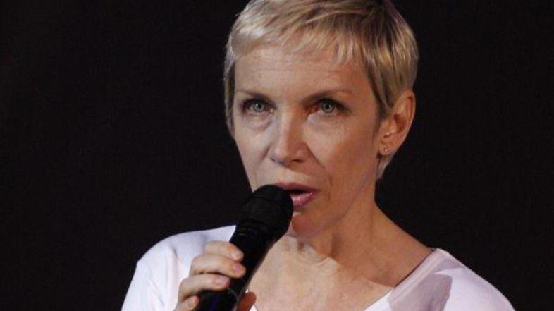 Pevka je morala izid svojega albuma prestaviti na pomlad.