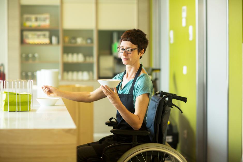Multipla skleroza, invalid, invalidski voziček | Avtor: Profimedia