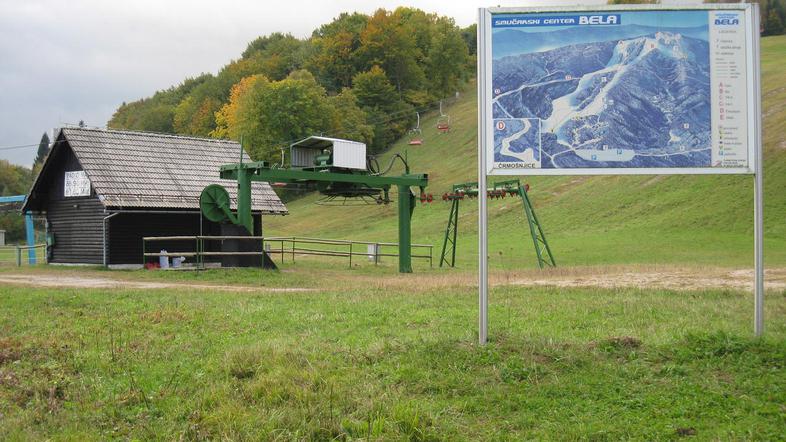 Dvajset centimetrov torkovega snega se je zaradi toplih tal dobesedno skuhalo, z