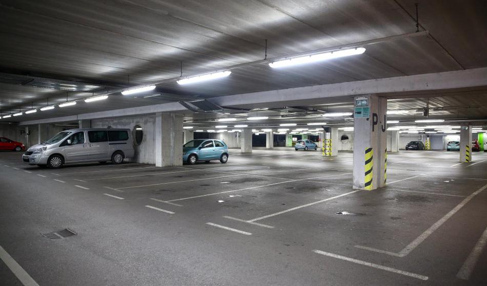 Policisti so ju na parkirišču zalotili pri dejanju