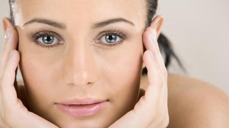 Želite mehko in svilnato kožo obraza? Pripravite pilin z medom in mandlji.