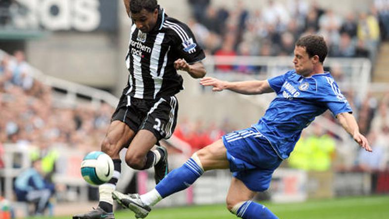 Wayne Bridge je podaljšal pogodbo s klubom Chelsea.