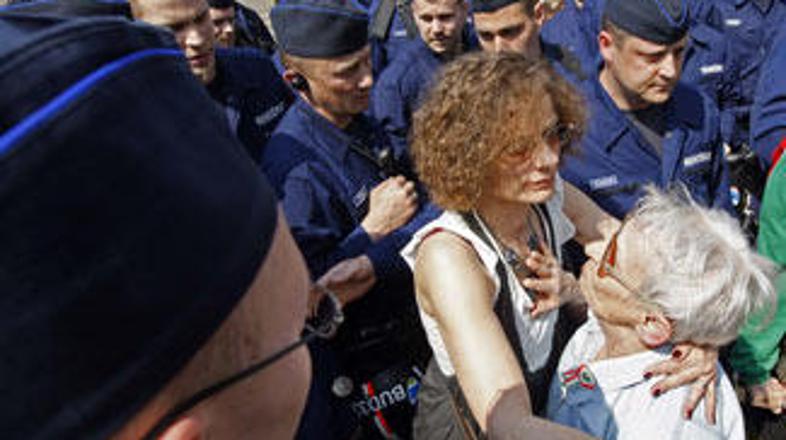 K množičnim protestom na trgu Kossuth pred parlamentom je pozval Forum civilnega