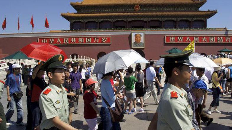 Policija naj bi preiskovala vse obiskovalce v bližini Trga nebeškega miru.