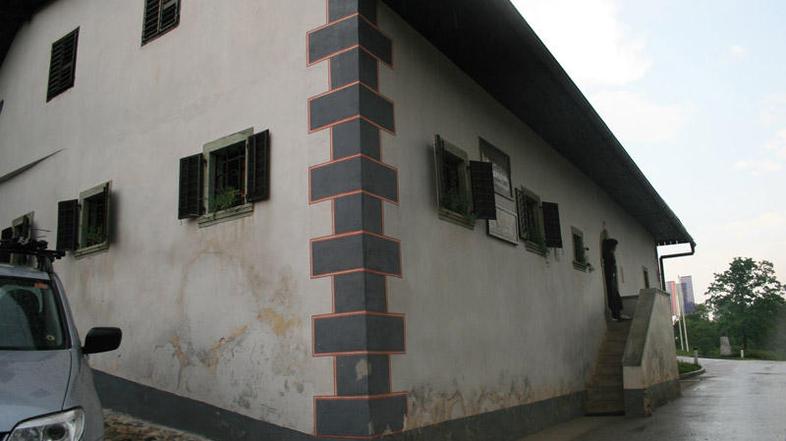 V Prešernovi rojstni hiši bodo ob 11.45 športniki brali Poezije. Poleg tega bodo