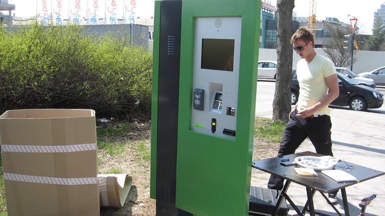 Enega od prvih urbanomatov so postavili včeraj na Šmartinski cesti, na križišču 