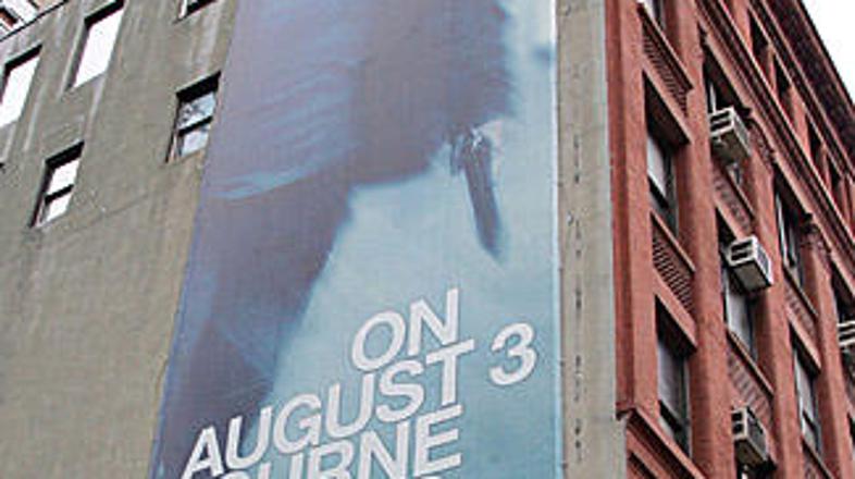 Ogromen oglasni pano, ki se nanaša na film o agentu Bournu, na stolpnici v New Y