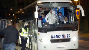 Takole so švedski huligani razbili avtobus z nogometaši Levskega. (Foto: EPA)