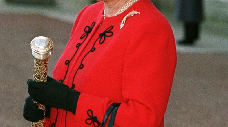 V rokah bo lahko nosila prdečo vrečko. (Foto: AFP)