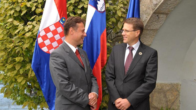 Šefa hrvaške in slovenske diplomacije Gordan Jandroković na levi in Samuel Žboga