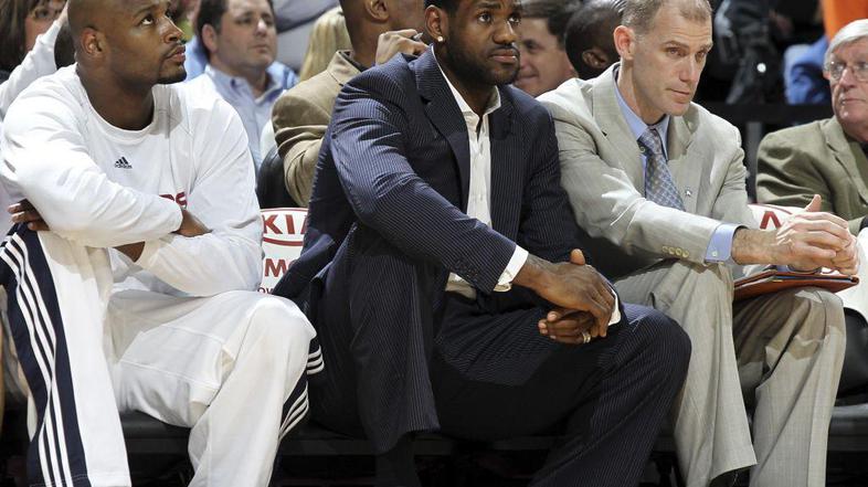 LeBron James ima zvit gleženj in je zadnji dve tekmi preživel na klopi v vlogi n