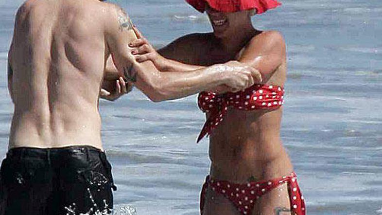 Po mnogih razočaranjih se Pink spet smeji, saj je na obzorju novo razmerje.