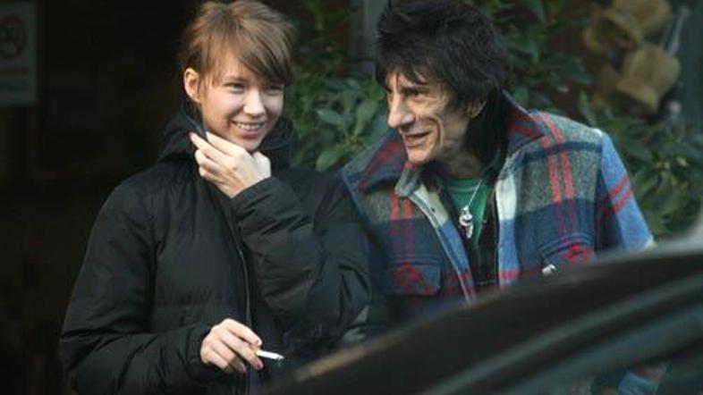 Jekaterina in Ronnie sta si med kosilo privoščila tudi cigareto pred restavracij