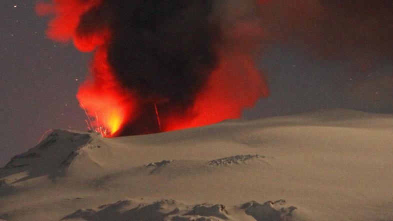 Vulkan ni več tako aktiven kot sredi aprila, ko je bil zračni prostor večjega de
