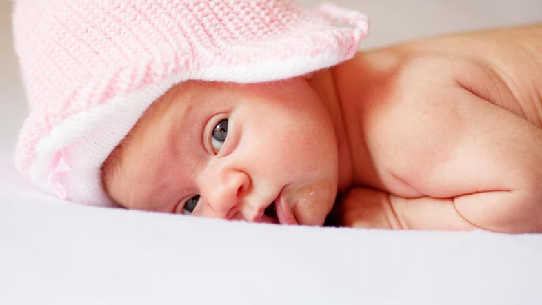 Novorojenčki svet okoli sebe doživljajo skozi odnos staršev do njega. (Foto: Shu