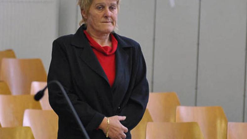 Obtožena 50-letna Sonja Smodiš med razglasitvijo sodbe v sodni dvorani Okrožnega