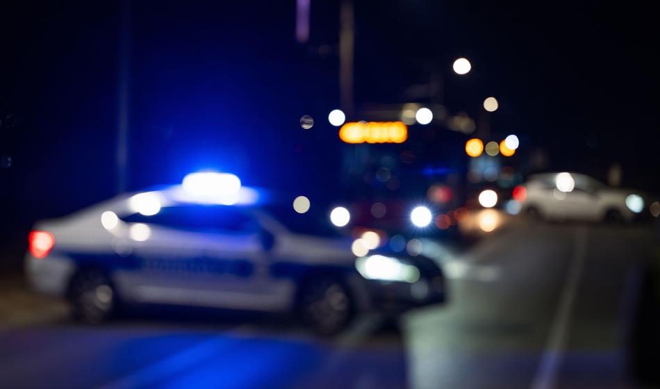 Grozljivo: Voznika in sopotnika vrglo iz vozila