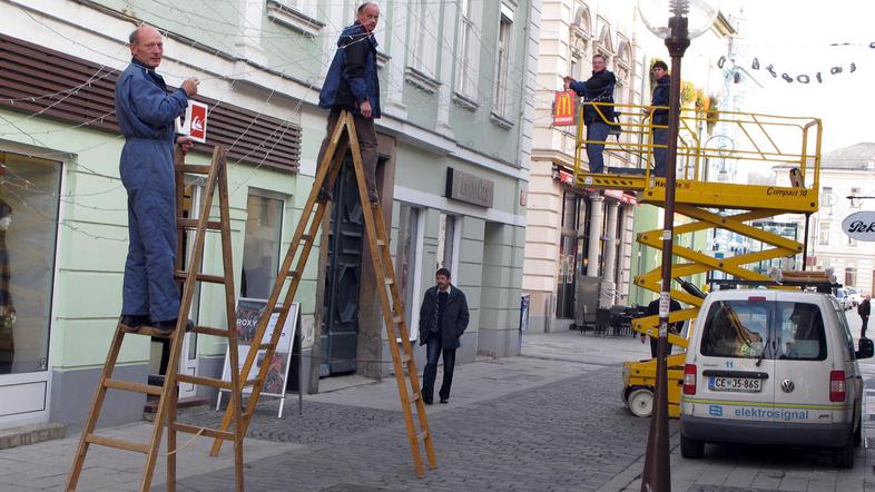 Celje bo krasilo 166 tisoč kosov žarnic in več kot 300 kosov drugih okraskov. (F