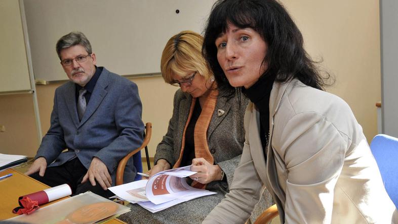 V svetovalnici bo osem psihologov in dve psihiatrinji pojasnjujejo (od leve) Dra