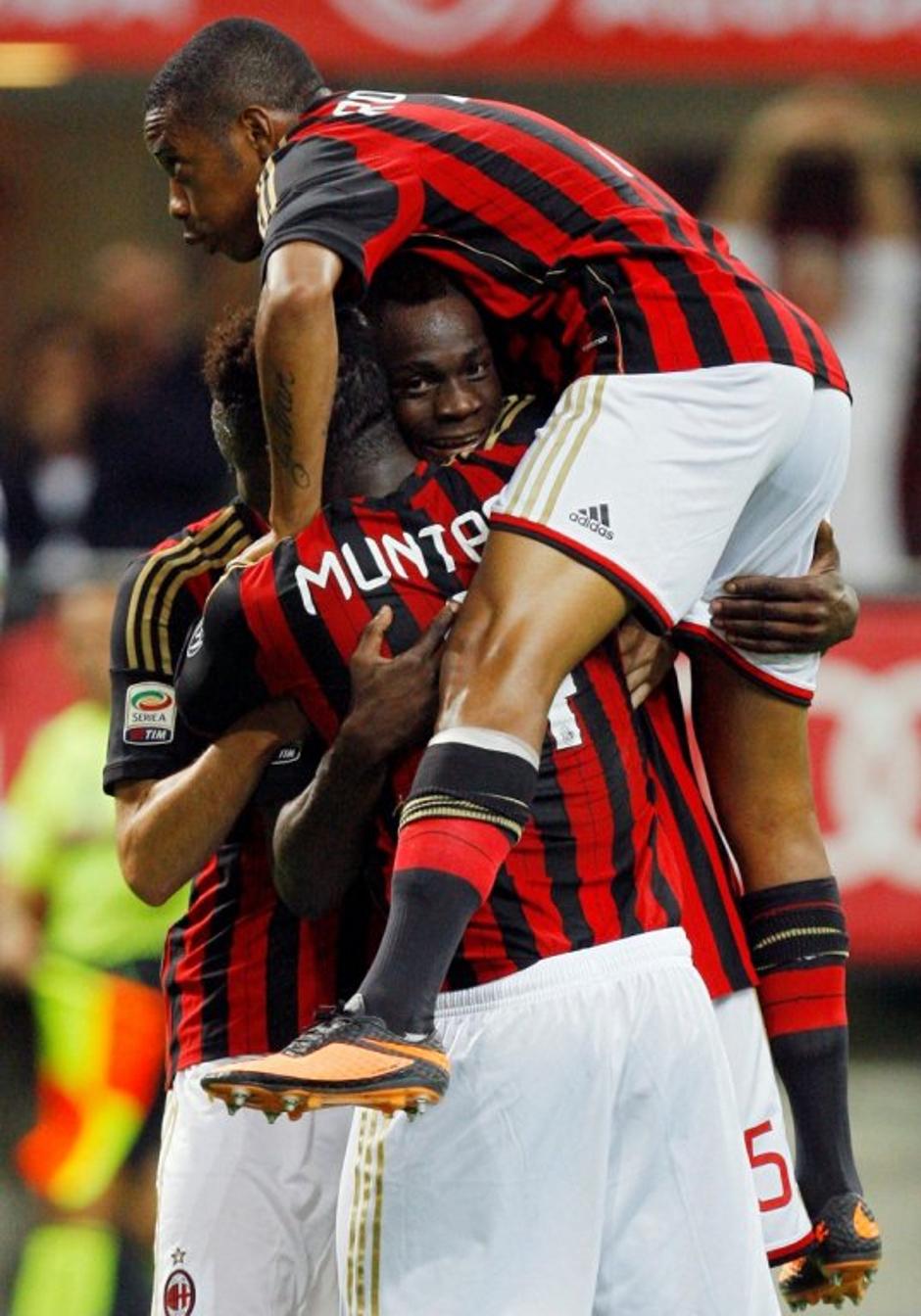 Balotelli Muntari Robinho AC Milan Cagliari Serie A Italija liga prvenstvo | Avtor: Reuters